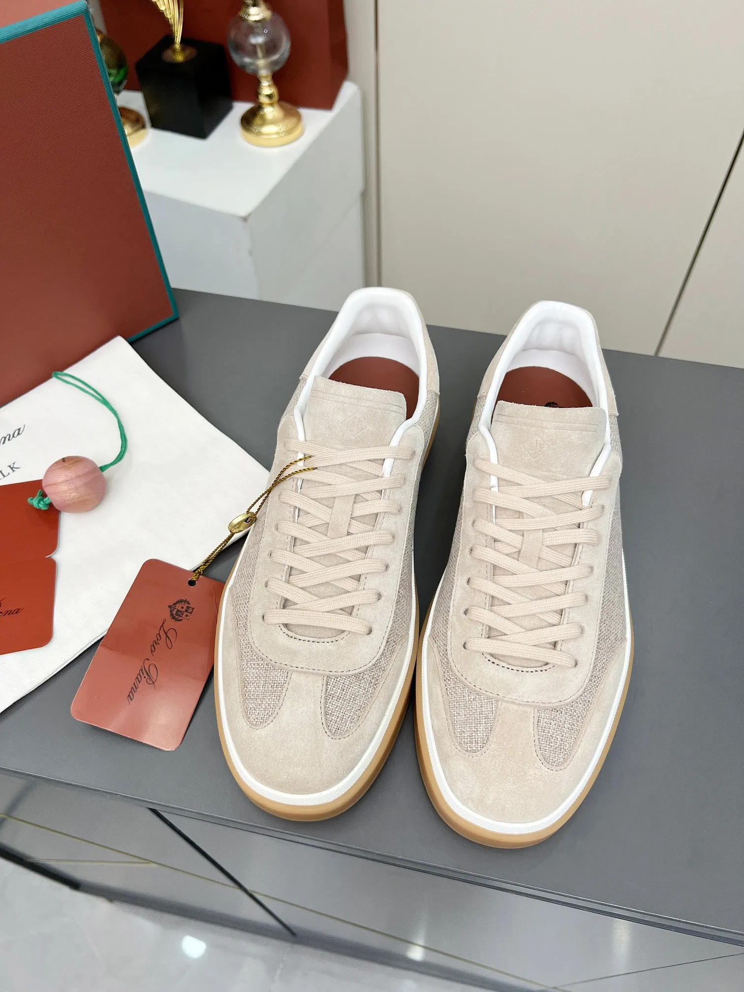 Men's shoes 💰600 purchasing agent, high version 🦅⛳️ Italy [Loro Piana] Tennis walk series LP couple's moral training shoes casual sports shoes sneakers 🎁🎁 Original purchase development and production This new suede tennis shoe adopts an ultra-low design, suitable for wearing all year round 👫👫 The wrapped sole creates an effortlessly attractive color combination that harmoniously blends functionality with understated style, making it the ideal shoe for urban wear. Soft calfskin tongue with Kummel color insert at the heel, cotton lace upper with embossed LP logo, cowhide suede sole, rubber-lined calfskin ✦ Upper: special linen ➕ eco-friendly cowhide ✦ lining: cowhide lining ➕ cowhide insole ✦ sole: original molded TPR ultra-light outsole ✦ packaging: original complete package ✦Female size: 35--40 ✦Male size: 39--45